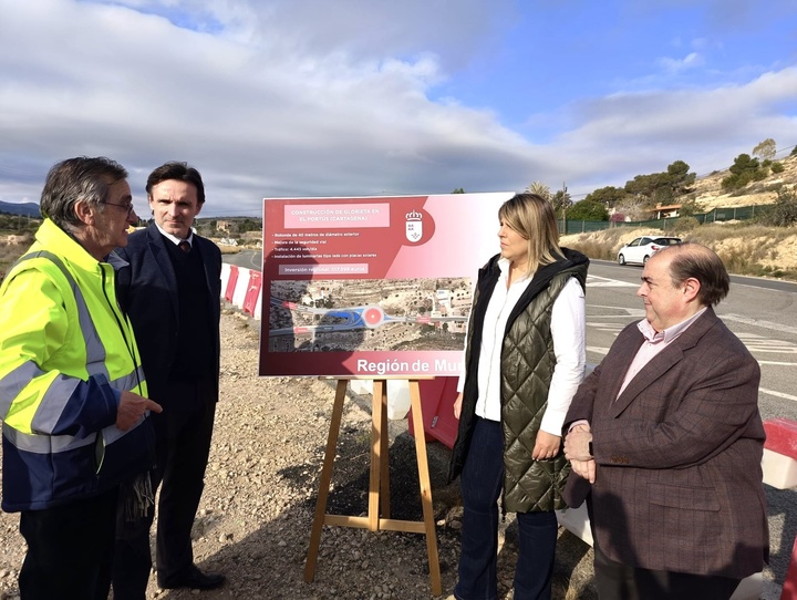 El consejero de Fomento e Infraestructuras, Jorge García Montoro, junto con la alcaldesa de Cartagena, Noelia Arroyo, en la visita a las obras de construcción de una glorieta en El Portús.