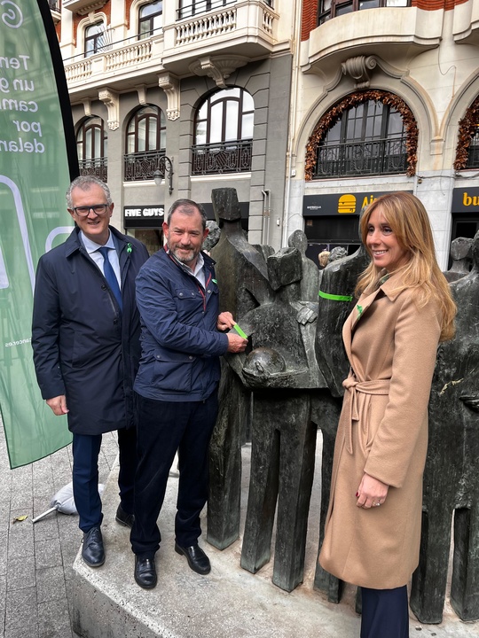 Salud apoya la campaña 'Brazalete de la Esperanza' de la Asociación Española contra el Cáncer para concienciar sobre la supervivencia de esta enfermedad