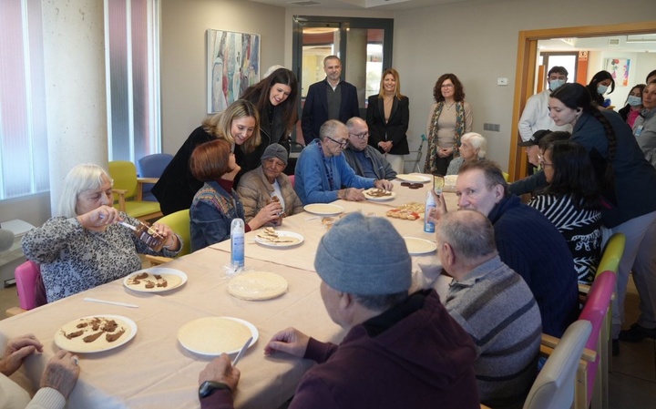 La consejera de Política Social, Familias e Igualdad, Conchita Ruiz, durante su visita a la residencia Montecantalar (1)