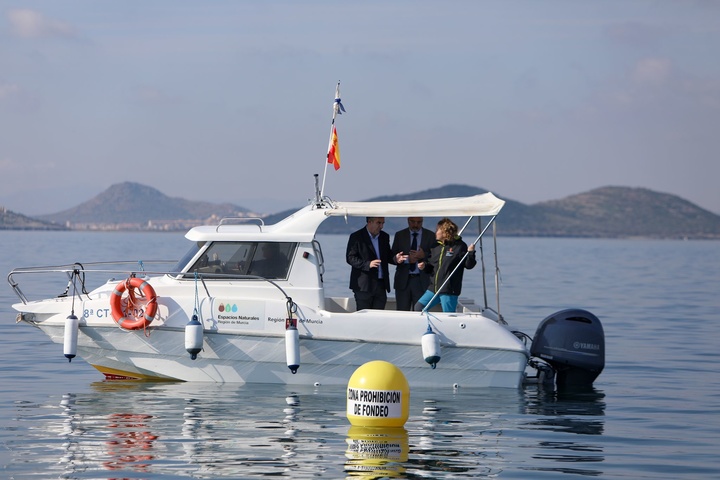 El consejero de Medio Ambiente, Universidades, Investigación y Mar Menor, Juan María Vázquez, durante la visita de inspección al balizamiento que delimita las nuevas zonas de exclusión del fondeo para proteger la presencia de una de las especies más emblemáticas del Mar Menor, la nacra (Pinna nobilis).