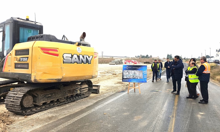 El director general de Carreteras acompañado del alcalde de Alguazas y parte de la corporación municipal visita las obras de mejora en la RM-531