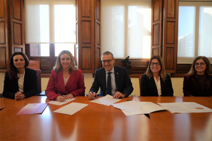 La consejera de Política Social, Familias e Igualdad, Conchita Ruiz, junto con el rector de la Universidad de Murcia, José Luján, durante la firma del convenio de la Cátedra de Gestión de la Diversidad (2)