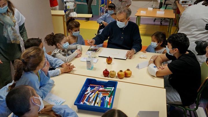 El pintor Pedro Cano imparte un taller de pintura a los niños de las Aulas Hospitalarias de la Arrixaca con motivo del 50 aniversario del centro