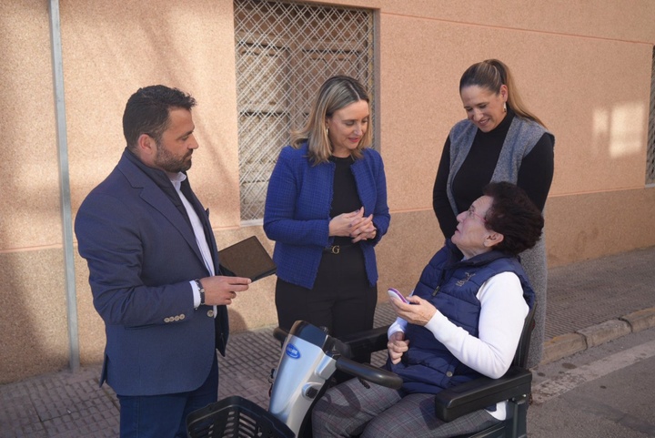 La consejera de Política Social, Familias e Igualdad, Conchita Ruiz, durante la demostración del geolocalizador de teleasistencia móvil (2)