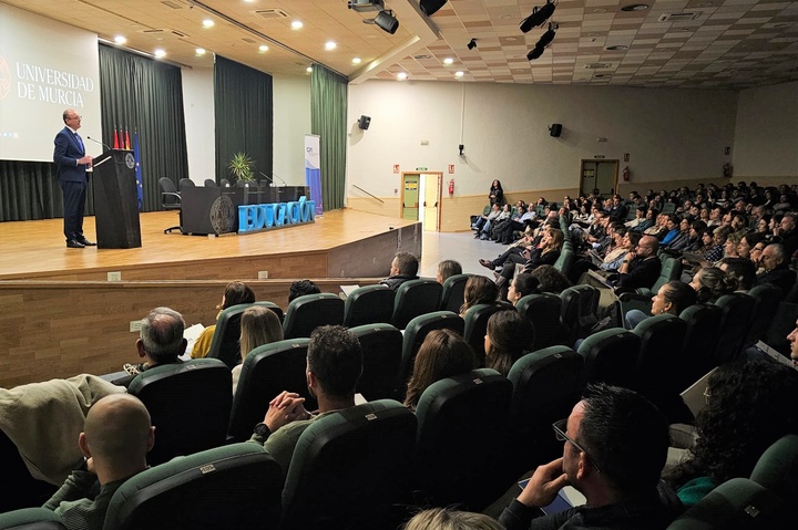 400 docentes se forman para participar en el plan 'SupéraTE', que contempla refuerzo en lengua y matemáticas para Primaria, Secundaria y FP Básica