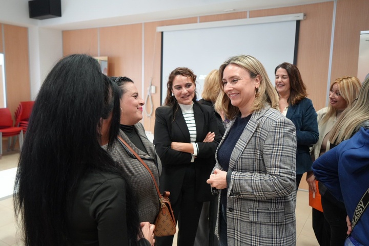 La consejera de Política Social, Familias e Igualdad, Conchita Ruiz, durante la visita al curso formativo de comercio (1)