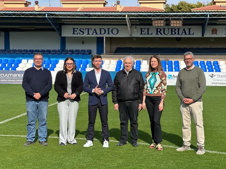 Los directores generales de Deportes, Fran Sánchez, y de Competitividad Turística, Eva Reverte, con la alcaldesa de Águilas y el presidente del club. 