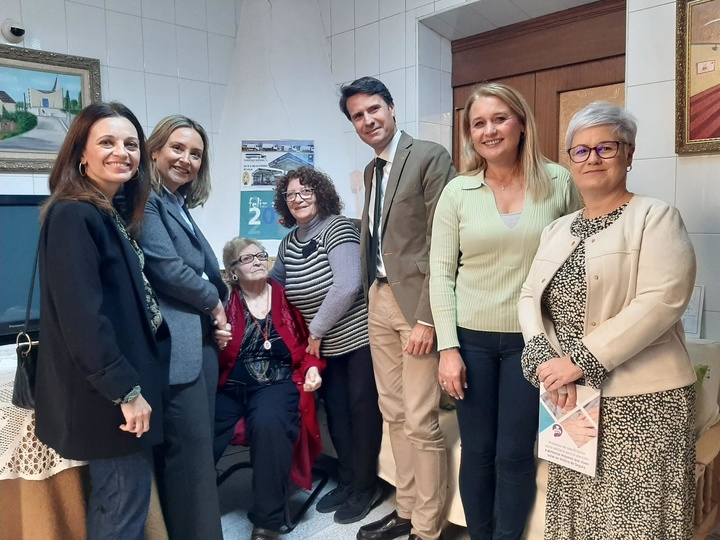 La consejera de Política Social, Familias e Igualdad, Conchita Ruiz, junto al alcalde Molina de Segura, José Ángel Alfonso, durante la visita a la casa de Justa, usuaria del servicio de teleasistencia (1)