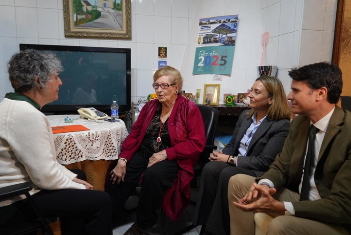 La consejera de Política Social, Familias e Igualdad, Conchita Ruiz, junto al alcalde Molina de Segura, José Ángel Alfonso, durante la visita a la casa de Justa, usuaria del servicio de teleasistencia (2)