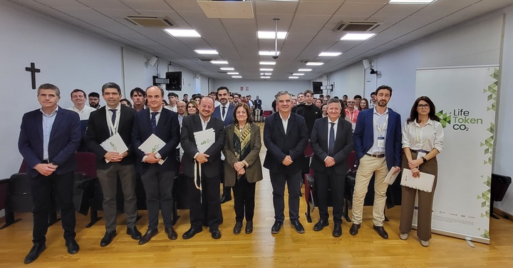 El consejero de Medio Ambiente, Universidades, Investigación y Mar Menor, Juan María Vázquez, junto a la presidenta de la UCAM, María Dolores García, y ponentes en la jornada de inauguración del congreso internacional 'LIFE TOKEN CO2' sobre el ¿Manejo forestal e innovación para un mundo neutro de carbono¿, que organiza la UCAM.