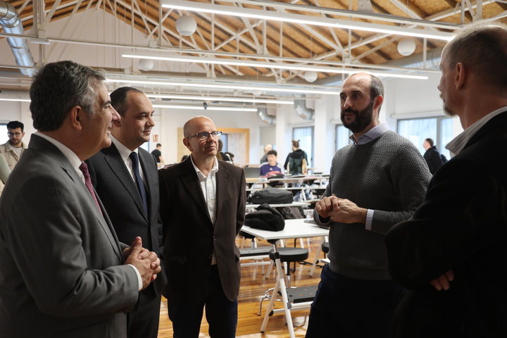 El consejero Juan María Vázquez, destaca que "nuestras universidades apuestan por dotar a los alumnos de mejores espacios" en su visita a las instalaciones del Pañol de la UPCT