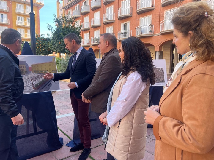 El consejero de Presidencia, Portavocía, Acción Exterior y Emergencias, Marcos Ortuño, y el alcalde de Alcantarilla, Joaquín Buendía, observan el proyecto de remodelación de la plaza Bohemia en presencia del director general de Administración Local, Francisco Abril, y las concejalas del ayuntamiento.