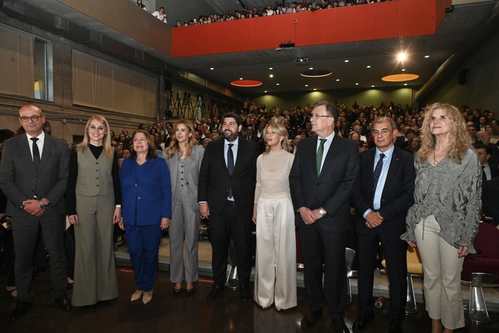 El presidente del Gobierno regional, Fernando López Miras, durante el acto de la inauguración de la Capitalidad de la Economía Social 2025.