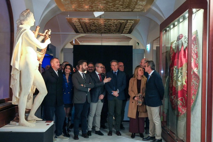El director del Instituto de Turismo inaugura la exposición 'Roma Eterna', que marca el preludio de la Semana Santa lorquina con un recorrido por el legado de esta civilización