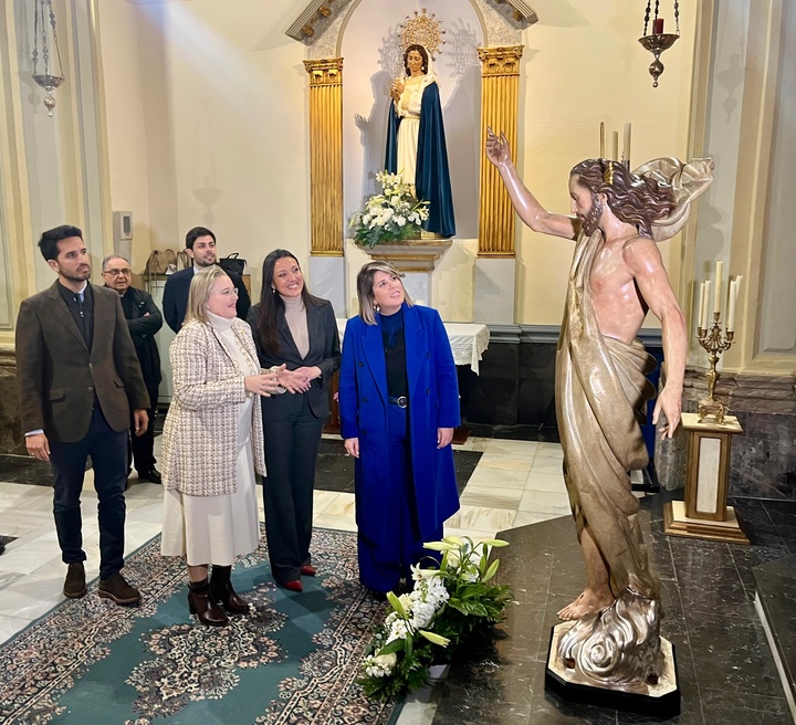 La consejera Carmen Conesa, la alcaldesa de Cartagena y la hermana mayor de la Cofradía, contemplando la imagen restaurada de Cristo Resucitado.