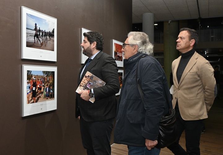 López Miras inaugura la exposición que retrata en 90 fotografías los momentos más destacados de 2024