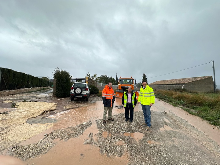 El consejero de Fomento e Infraestructuras, Jorge García Montoro, revisando el estado de las carreteras regionales, durante el episodio de alerta por fuertes lluvias