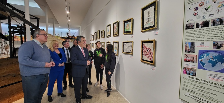 El consejero Vázquez visita la exposición 'Papel de Alga', que alberga el Museo Minero de La Unión hasta el 17 de marzo