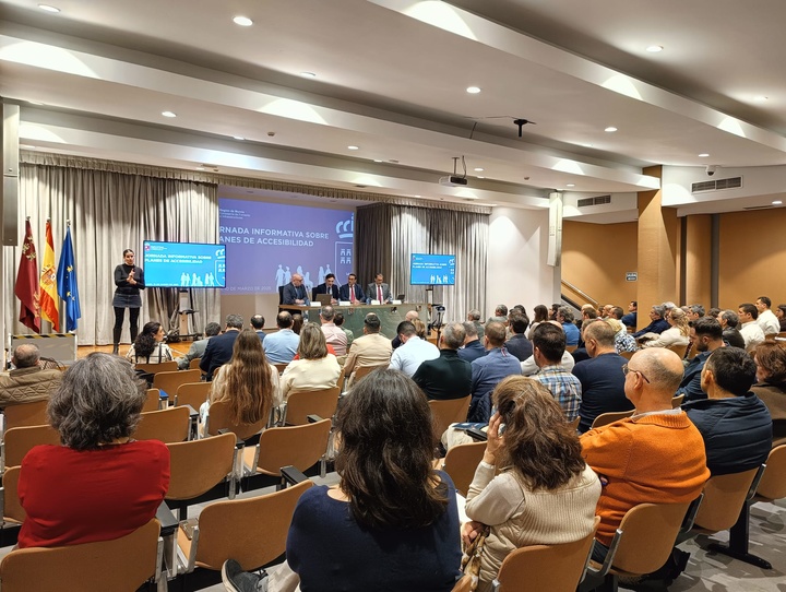 El consejero de Fomento e Infraestructuras, Jorge García Montoro, acompañado del presidente de la Federación de Municipios, Víctor Manuel López, y el presidente del CERMI, Pedro Martínez,  presentan la primera Jornada informativa sobre planes de accesibilidad dirigida a los ayuntamientos de la Región.