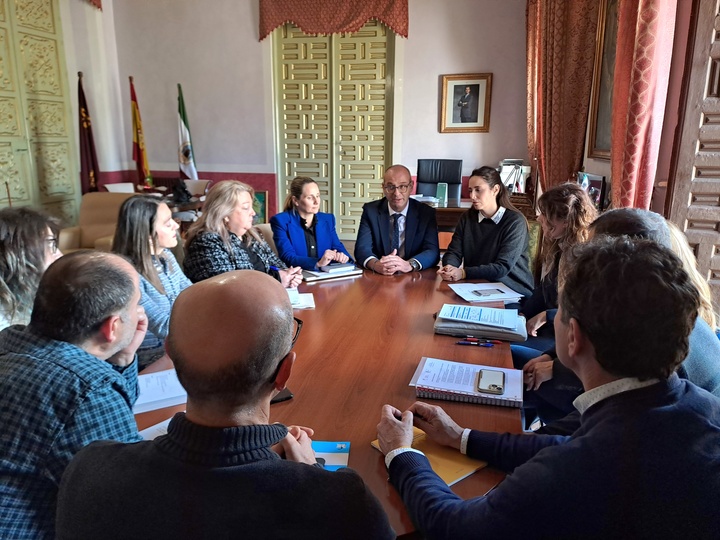 El consejero de Educación y Formación Profesional, Víctor Marín, se reúne con la alcaldesa de Cehegín, Alicia del Amor, y con directores de los centros educativos de la localidad. 