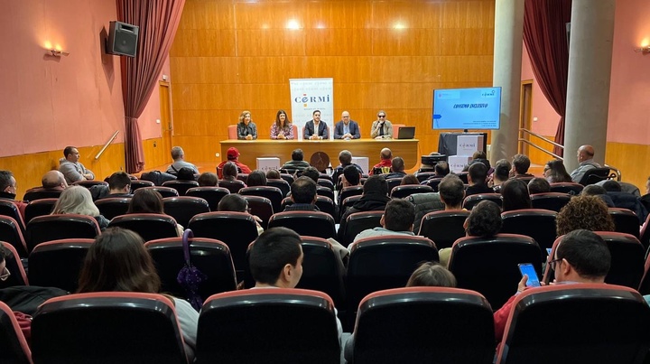 Cerca de un centenar de personas con discapacidad participan en un taller para aprender a realizar compras 'online'