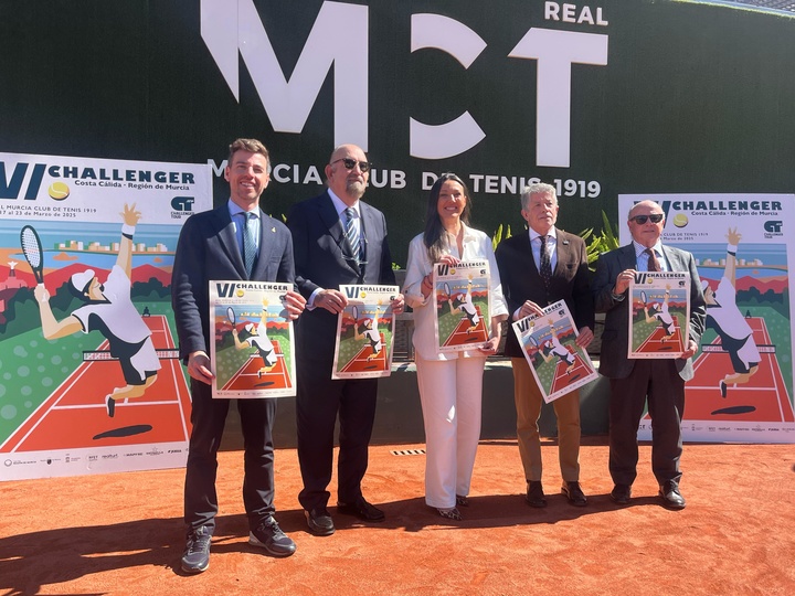 La consejera y el resto de autoridades presentes en el acto, en las pistas del Murcia Club de Tenis.