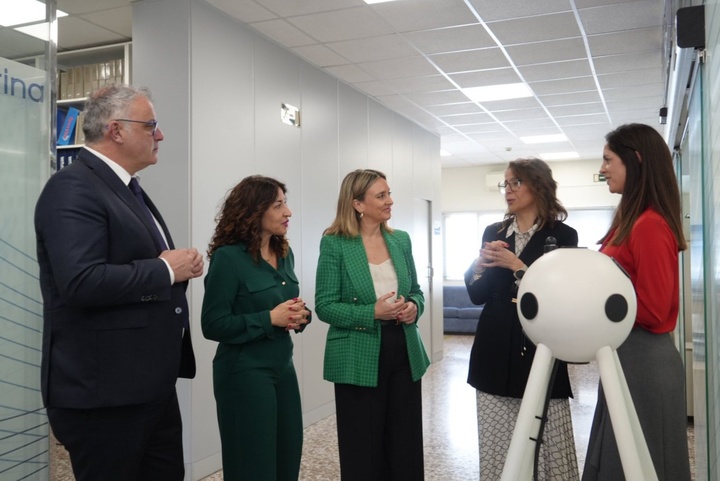 De izqda. a dcha, el presidente de SAES, Javier Mármol; La DG de Mujer, Ana Belén Martínez; la consejera de Política Social, Conchita Ruiz; la directora de Personas y Cultura de SAES, Esther Corbalán; y la directora de Estrategia, Innovación y Sostenibilidad de SAES, Sara García, durante su recorrido por las instalaciones de la empresa