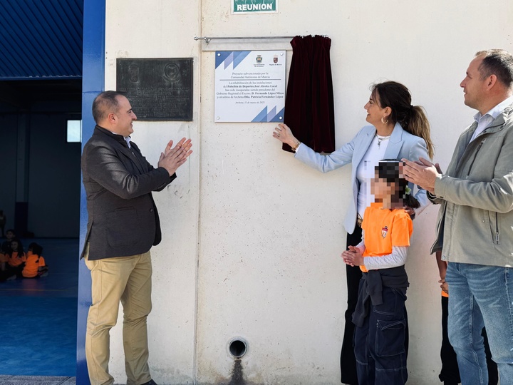 La Comunidad instala una grada desmontable y canastas en el pabellón deportivo del colegio José Alcolea Lacal de Archena