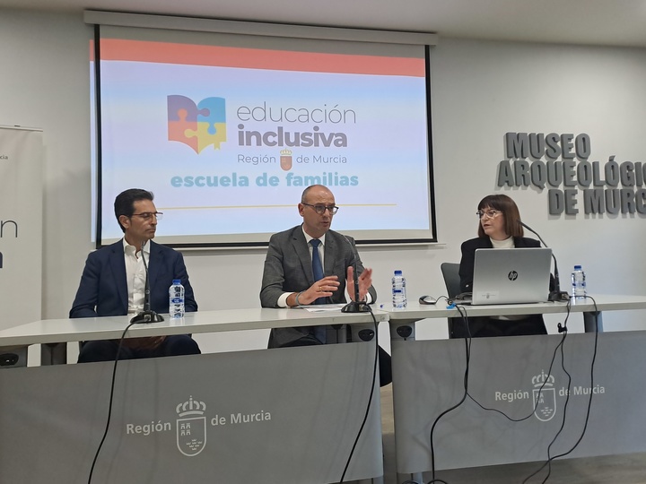 Comienza el ciclo 'Escuela para Familias' con una charla sobre las consecuencias del uso de pantallas en la infancia y adolescencia