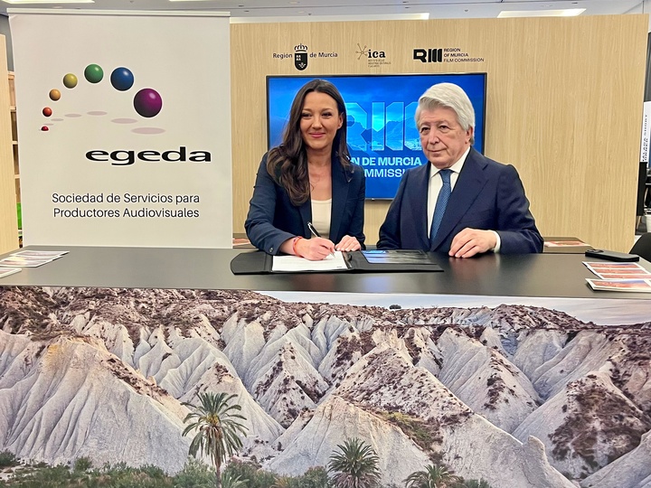 Imagen de la firma del convenio entre la Comunidad Autónoma y Egeda-Sociedad de servicios para los productores audiovisuales