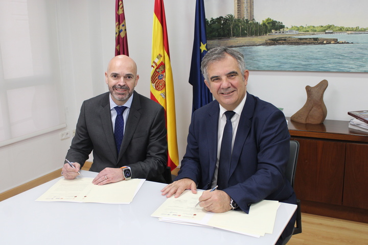 Momento de la firma de la adhesión de Cementos La Cruz a la EMURI