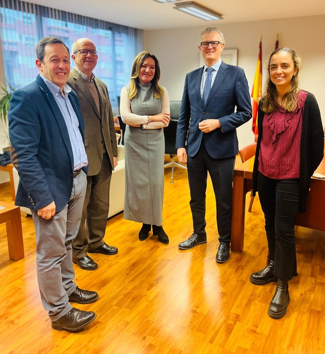 El consejero de Salud se reúne con la investigadora murciana Belén de la Morena, galardona por la Cátedra Cajal