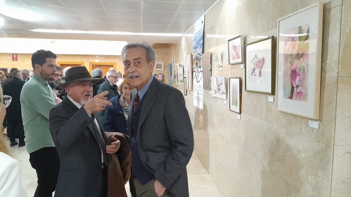La exposición 'Una bocanada de floración en el Hospital de la Vega Lorenzo Guirao' humaniza la estancia de pacientes, profesionales y usuarios