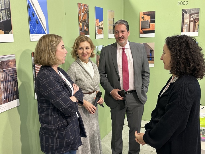 El director general de Ordenación del Territorio y Arquitectura, Javier Rollán, acompañado de la decana del Colegio Oficial de Arquitectos de la Región de Murcia, María José Peñalver, presentan la Semana de la Arquitectura y la Enseñanza