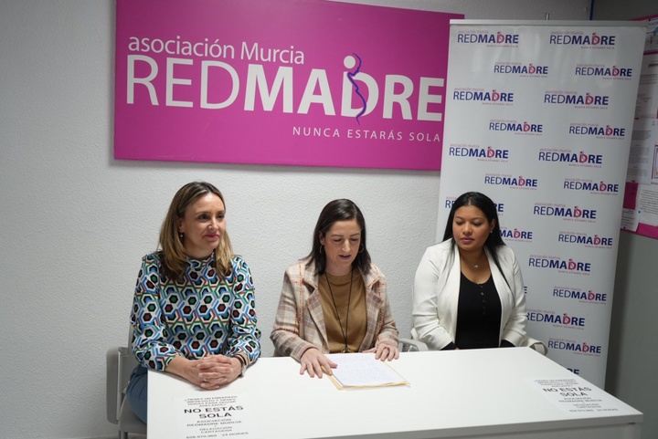 La consejera de Política Social Familias e Igualdad, Conchita Ruiz, durante su visita a las instalaciones de Red Madre (2)