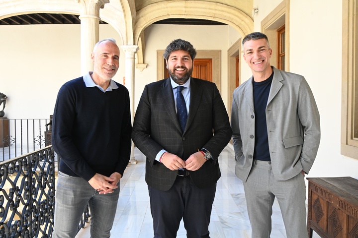 El presidente de la Comunidad, Fernando López Miras, recibe a Álex Corretja, ex número 2 de la ATP, y a Juanjo López, médico del tenista Carlos Alcaraz.