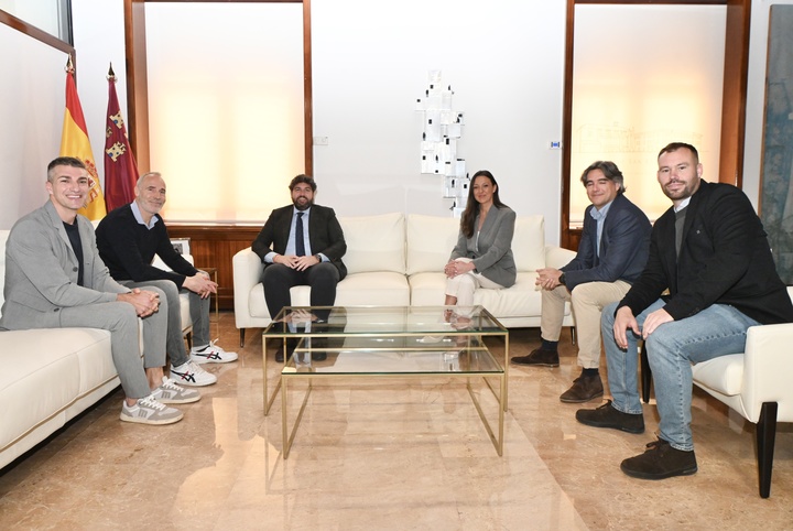 El presidente de la Comunidad, Fernando López Miras, recibe a Álex Corretja, ex número 2 de la ATP, y a Juanjo López, médico del tenista Carlos Alcaraz.