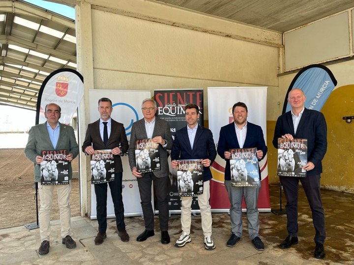 Imagen del director general de Producción Agrícola, Ganadera y Pesquera, Juan Pedro Vera, durante la presentación de Equimur 2025 junto al director general de Deportes, Francisco Javier Sánchez, el alcalde de Torre Pacheco, Ángel Roca y los organizadores del evento. 