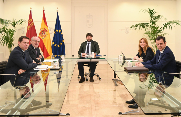 El jefe del Ejecutivo autonómico, Fernando López Miras, se reúne con el presidente de Repsol, Antonio Brufau