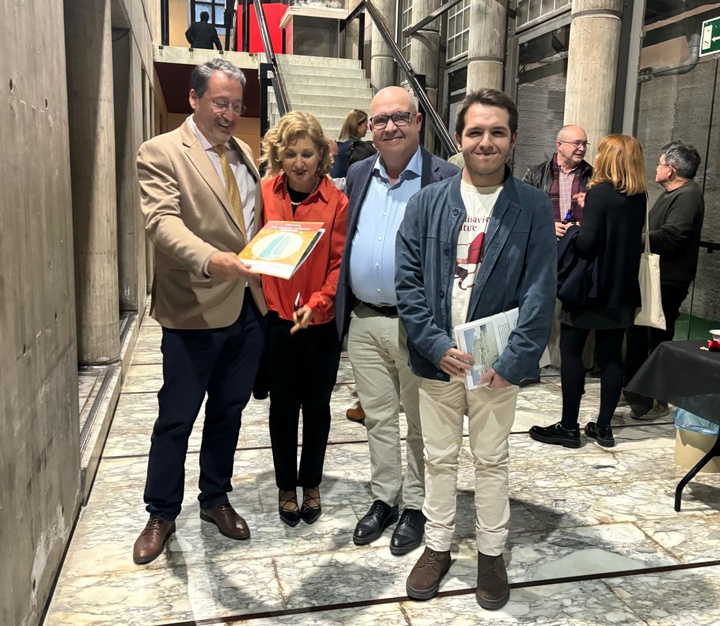Fomento colabora con el Colegio Oficial de Arquitectos en la difusión de la arquitectura regional a través del cómic 'Murcia, un sueño urbano'
