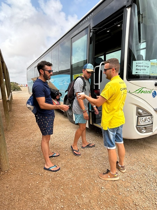 Imágenes del servicio de autobuses que la Consejería habilitó el año pasado para los visitantes del Parque Regional de Calblanque (2)