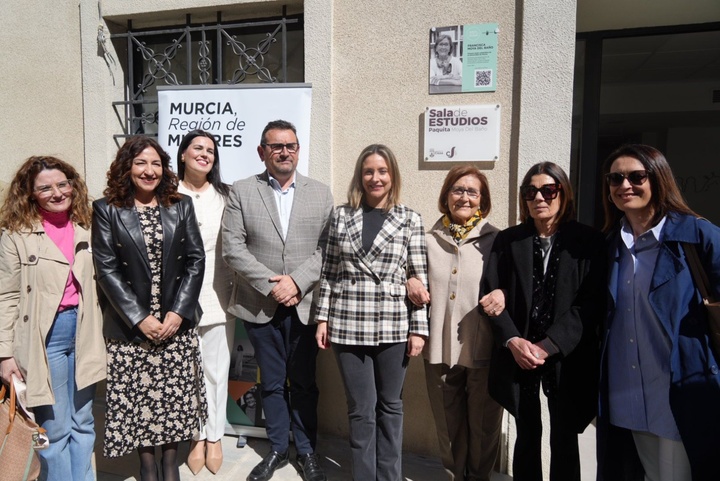 La consejera de Política Social, Conchita Ruiz, junto con el alcalde de Cieza, Tomás Antonio Rubio, y la homenajeada, Paquita Moya del Baño (1)