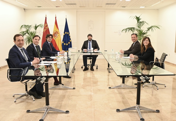 El jefe del Ejecutivo regional, Fernando López Miras, se reúne con el decano del Colegio de Registradores de España en la Región de Murcia, Santiago Ruiz