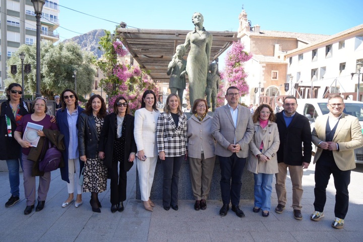 La consejera de Política Social, Conchita Ruiz, junto con el alcalde de Cieza, Tomás Antonio Rubio, y la homenajeada, Paquita Moya del Baño (3)