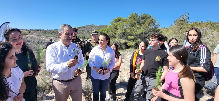 El consejero de Medio Ambiente, Universidades, Investigación y Mar Menor, Juan María Vázquez, durante la plantación de árboles y otras especies de flora, organizada por AFAREM y enmarcada en las actividades del Día Mundial Forestal