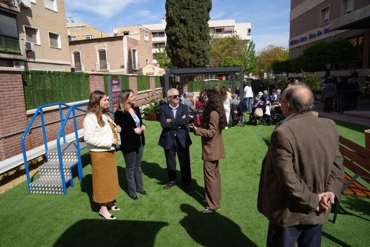 La consejera de Política Social, Familias e Igualdad, Conchita Ruiz, durante su visita a la residencia de mayores HLA Belén (1)