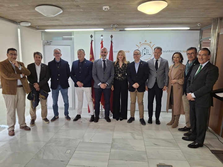 Reunión de la consejera con el alcalde de Lorca y representantes de los pasos Azul y Blanco.