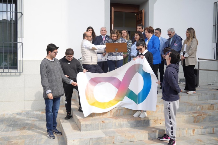 La consejera de Política Social, Conchita Ruiz, junto al alcalde de Blanca, Ángel Pablo Cano y el presidente de Astrade, Javier Ruiz, durante la lectura del manifiesto por el Día Mundial del Autismo (1)