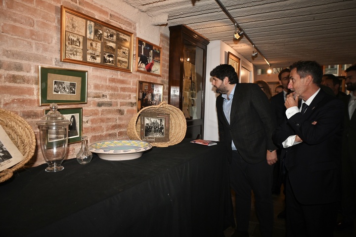 López Miras visita la Casa Regional de Murcia en Barcelona y destaca sus casi cien años "haciendo convivencia entre pueblos hermanos"