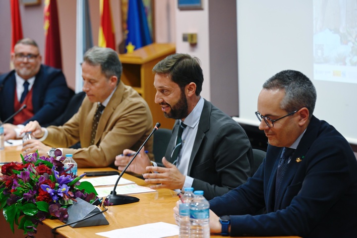 La Semana Santa es valorada como uno de los atractivos de la Región con mayor potencial turístico en una jornada que analizó su impacto social.